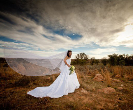 bride holding bouquette in veld
